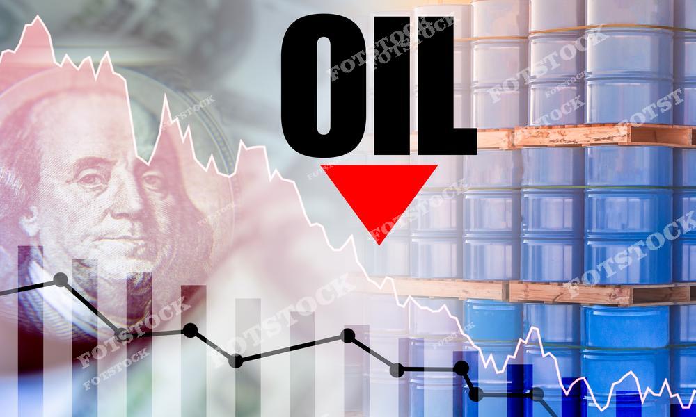 Прозрачный красный треугольник направлен вниз, перекрывая слово OIL на фоне бирюзовых нефтяных бочек и денежной банкноты с портретом. Задний фон включает в себя график экономических показателей с трендом на снижение.